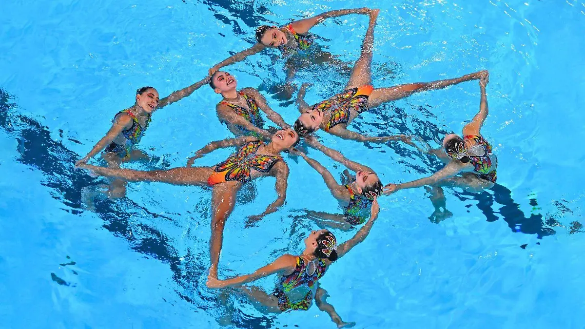 Nadadoras mexicanas formando una mariposa monarca en rutina para París 2024